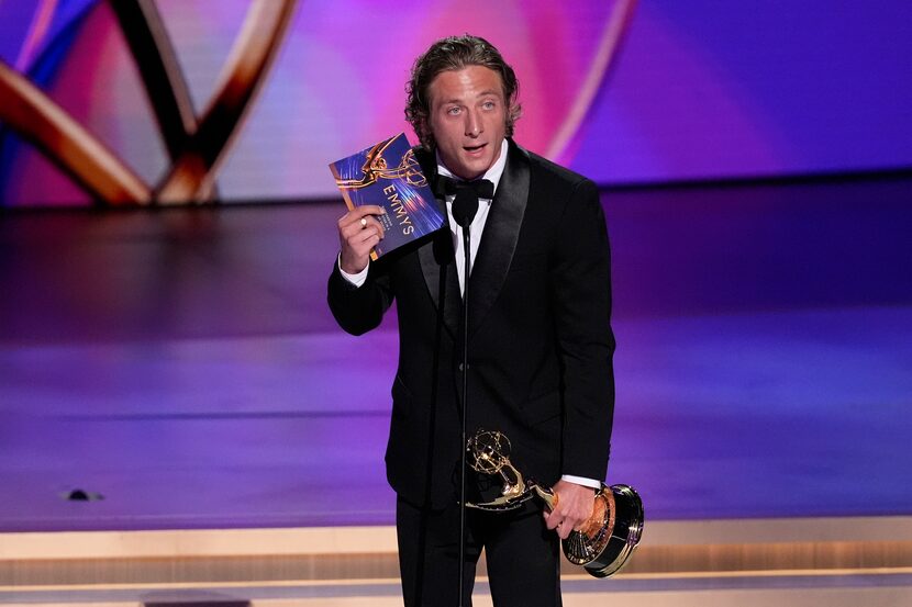 Jeremy Allen White recibe el premio a mejor actor de una serie de comedia por "The Bear"...