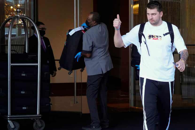 El jugador de los Mavericks de Dallas, Luka Doncic, sale de un hotel de Los Ángeles tras...