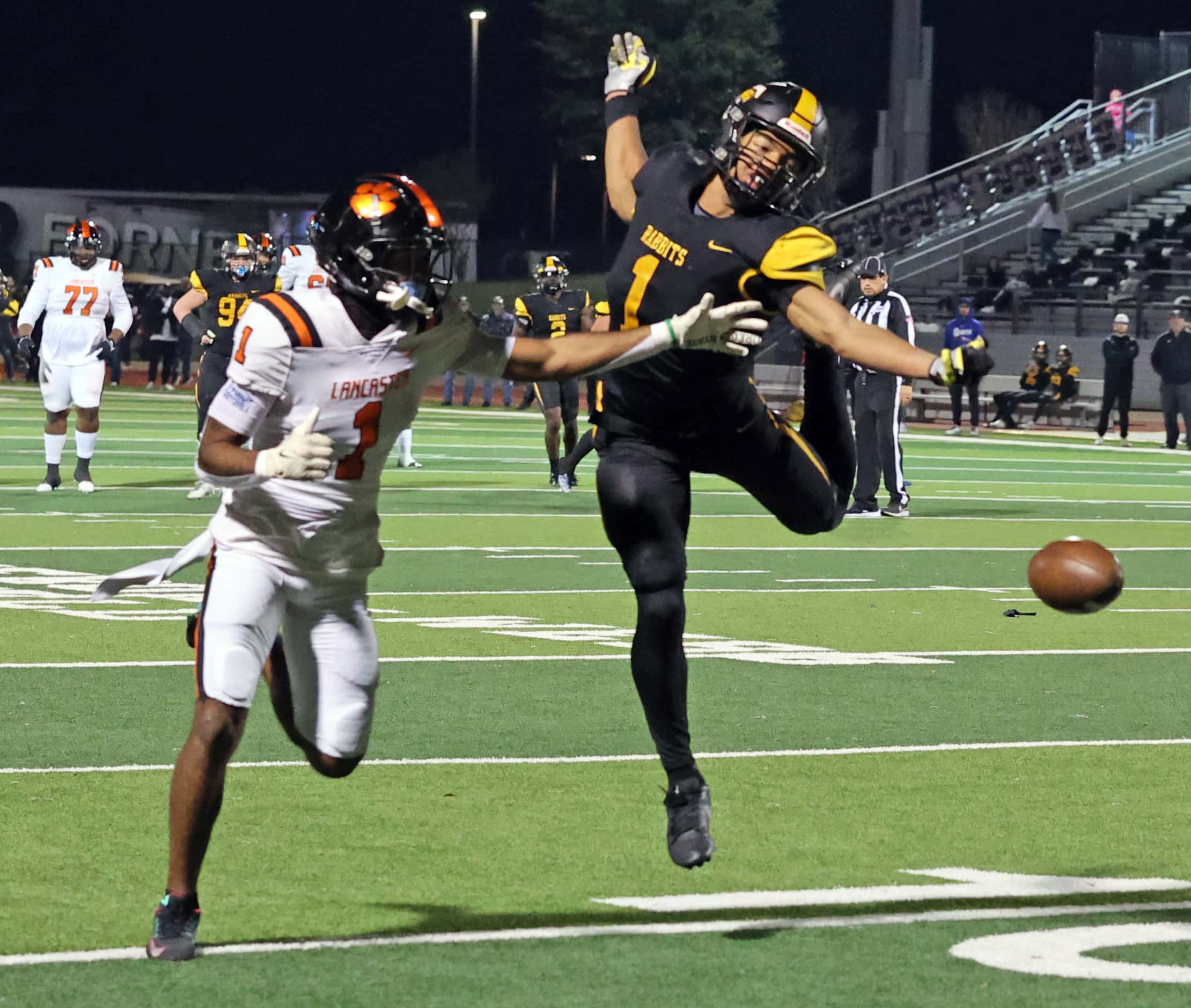 Lancaster high’s Kameron Robinson (1) and Forney high’s Aaron Flowers (1) battle for a pass,...