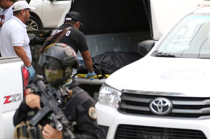 El cuerpo de Bruno Plácido, un reconocido líder de un grupo de autodefensas, es colocado en...