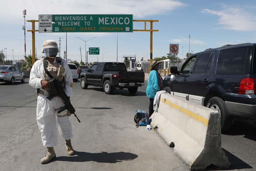 Miembros de la Guardia Nacional resguardan los patios de la aduana de ingreso a México en el...