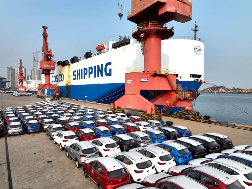 Un total de 2,600 vehículos esperan para abordar en un barco de carga en el puerto de...