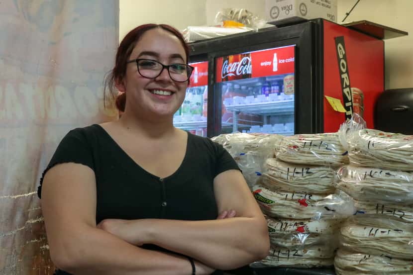 Yesenia Urrutia, de 20 a os, gerente de Sabroso Shop, dijo que est n vendiendo m s burritos...