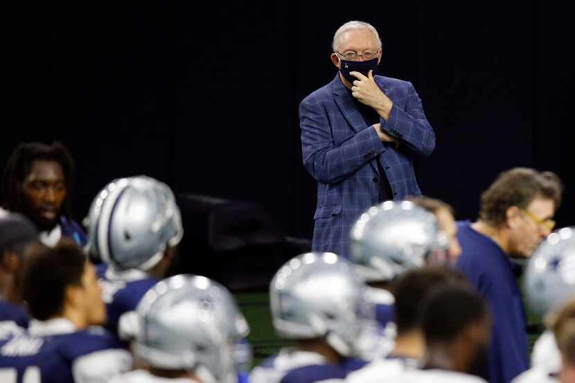 El dueño de los Dallas Cowboys, Jerry Jones, observa una práctica de su equipo el 25 de...