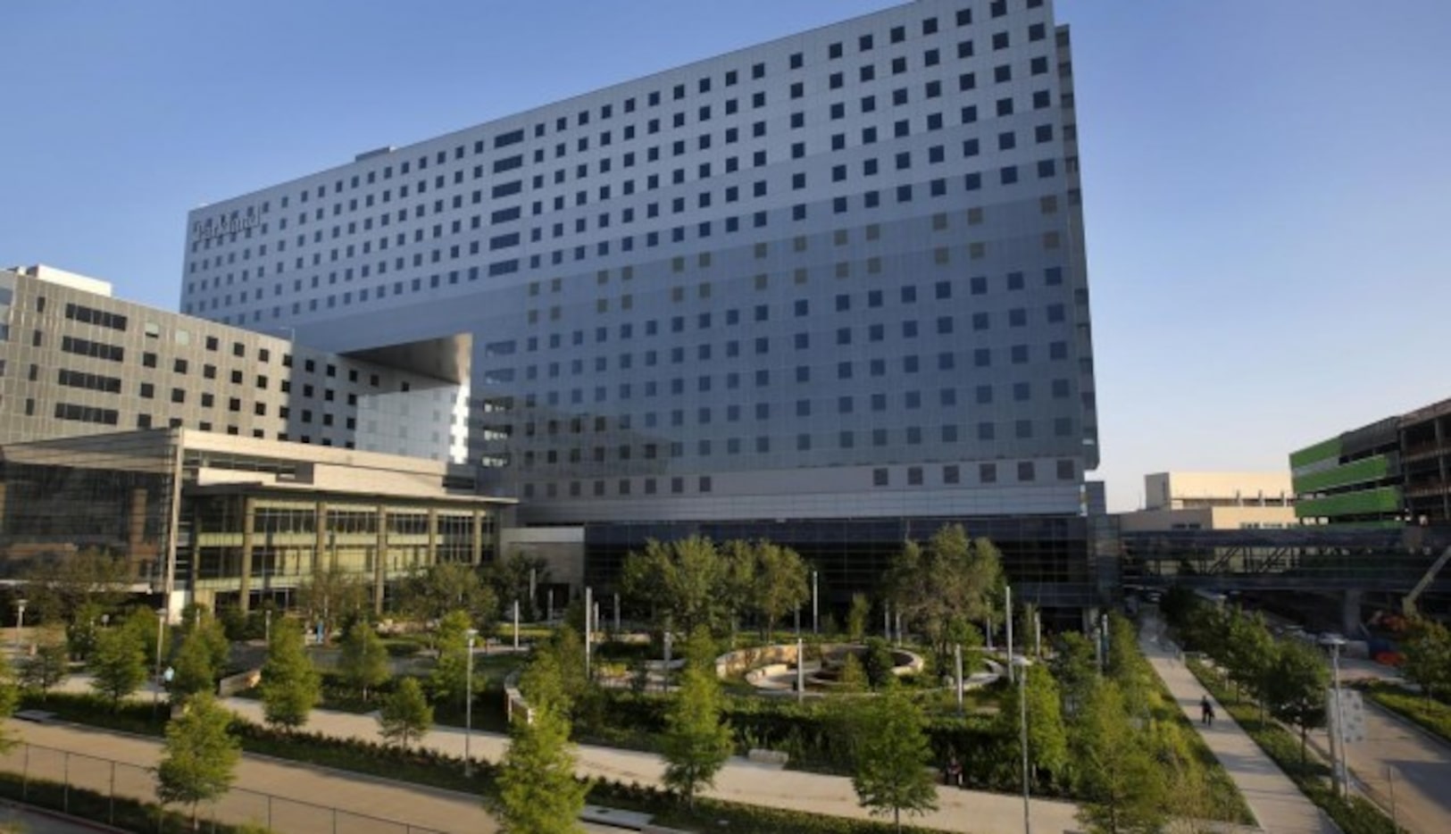 Los visitantes al Parkland Memorial Hospital serán recibidos por unos jardines curvilíneos....