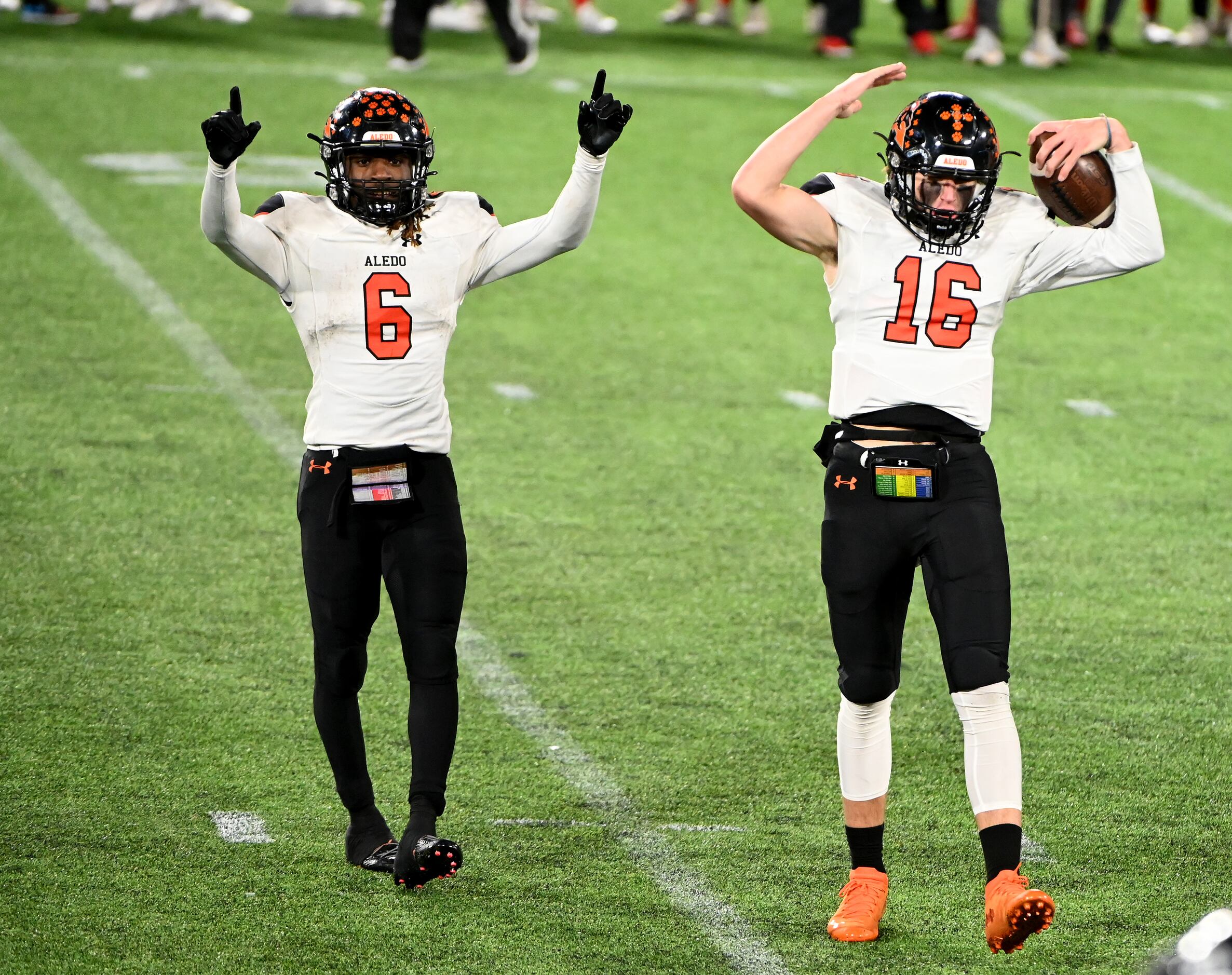 Aledo’s Demarco Roberts (6) and Brayden Fowler-Nicolosi (16) celebrate their 52-48 of the...