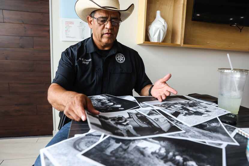 Oscar Carrillo, sheriff del condado Culberson, muestra fotos del trabajo que su oficina...