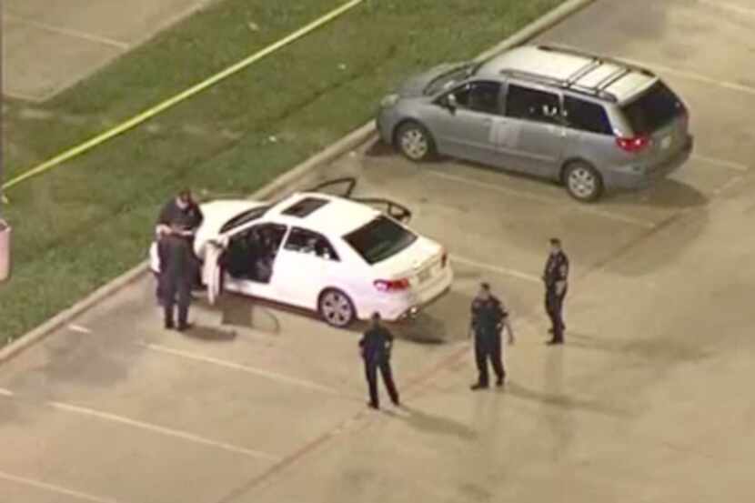 Policías en el estacionamiento de XTC en Dallas, donde hubo una balacera el miércoles.
