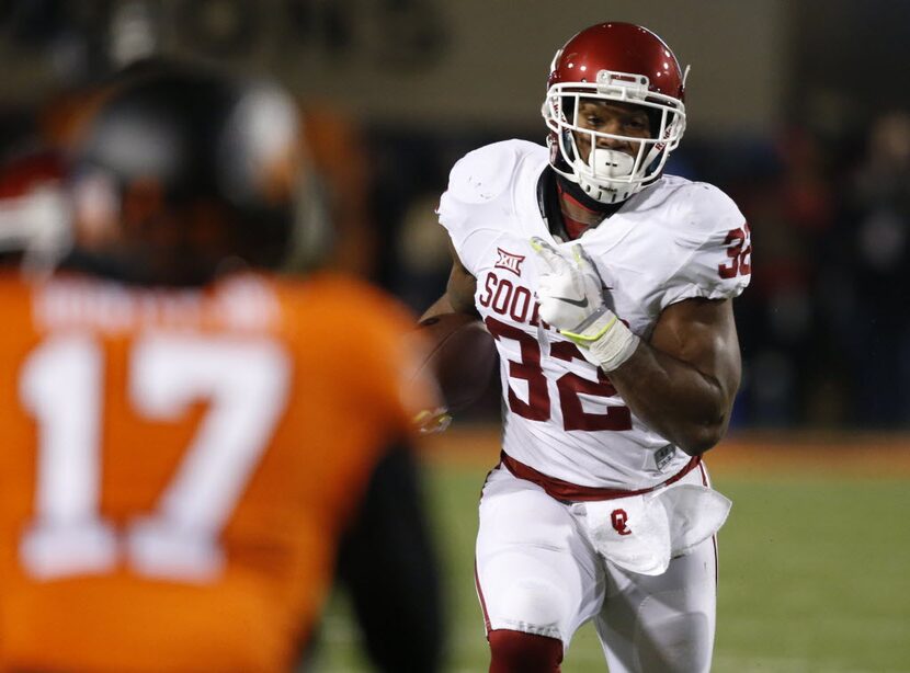 Oklahoma running back Samaje Perine (32) carries against Oklahoma State cornerback Michael...