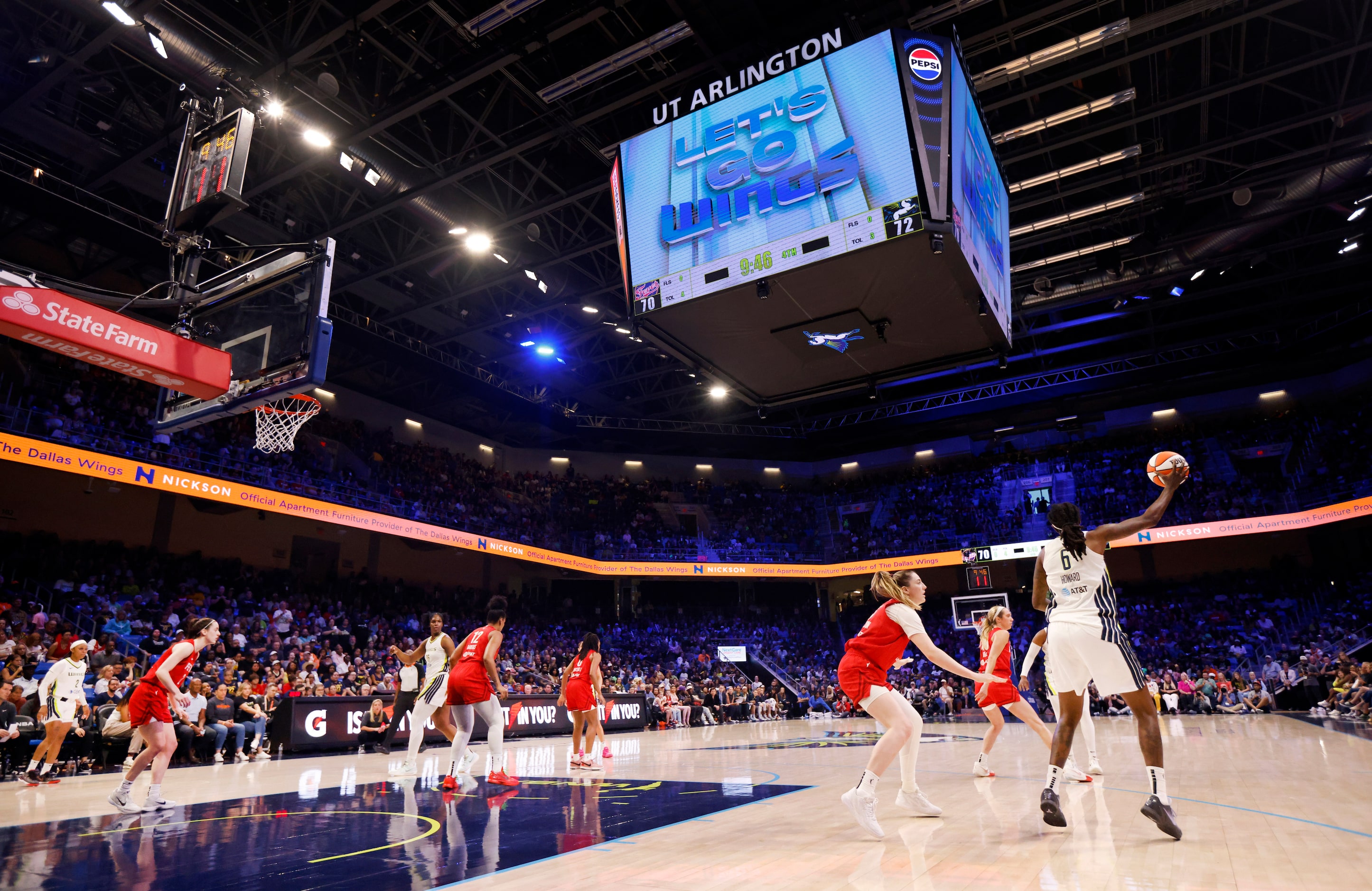 Dallas Wings forward Natasha Howard (6) catches a pass as the Indiana Fever closed the...