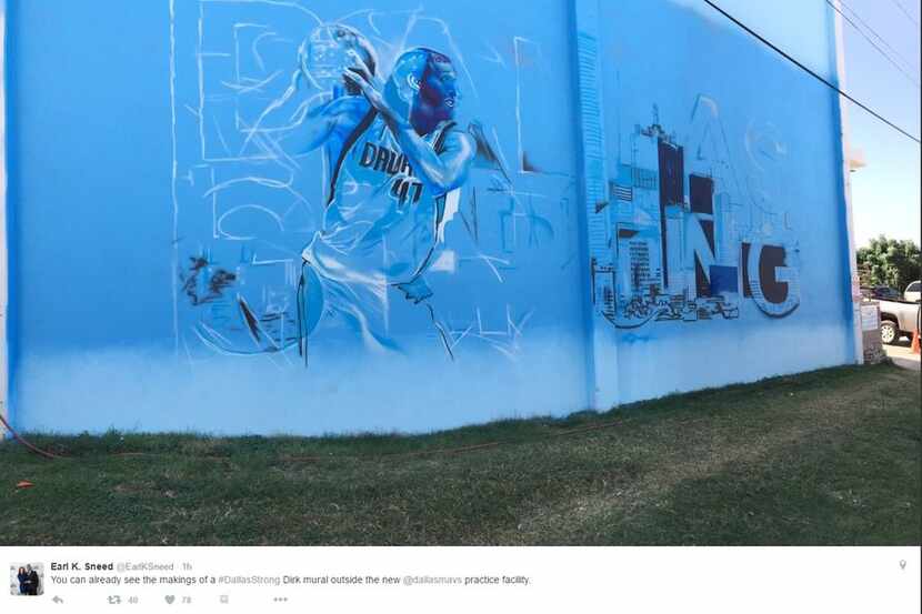 Las nuevas instalciones tienen un mural de Dirk Nowitzki. Mavericks vía Twitter. 

