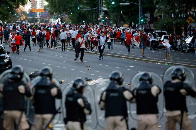 Hinchas de River Plate se enfrentan con la policía cerca del estadio Monumental previo al...