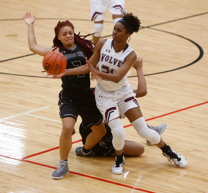 Mansfield Timberview's Taylah Thomas (24) passes the ball against Cedar Hill's Kayla...