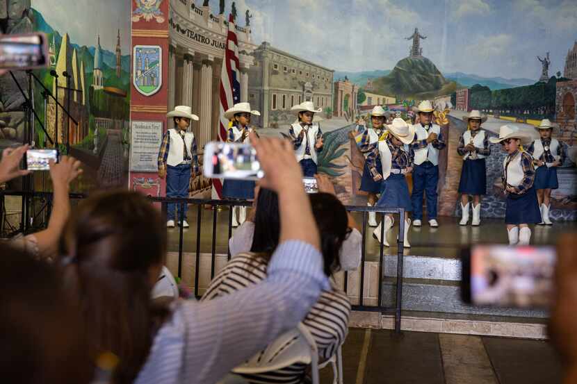 Los Folkoritos, un grupo de niños de SIMA Ballet Folclórico en Casa Guanajuato para el...