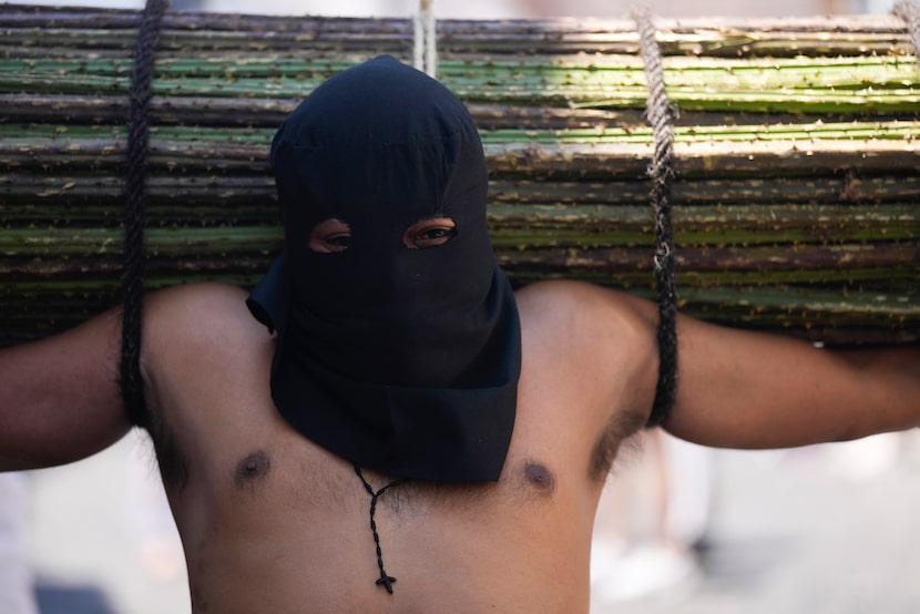 México: Un penitente carga una paca de ramas espinosas durante una procesión de Semana Santa...