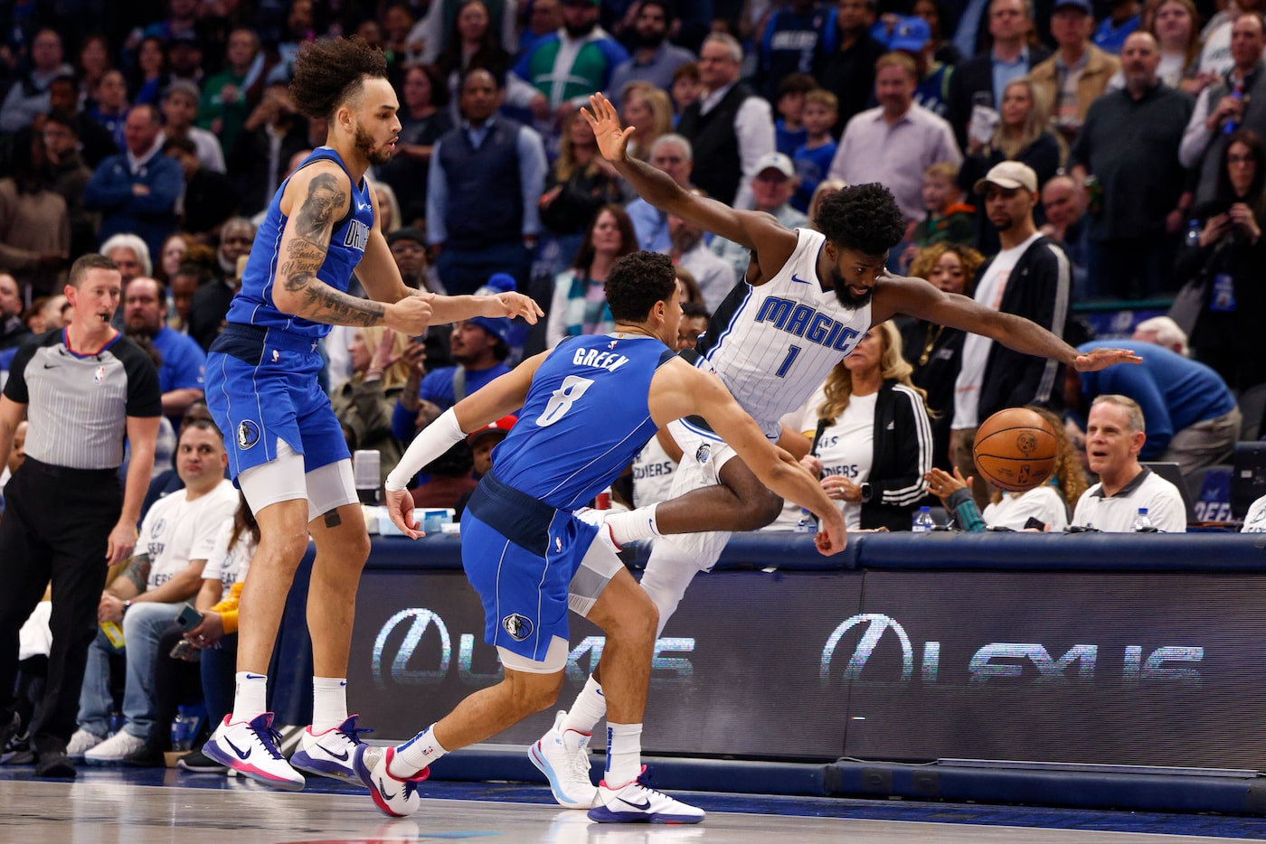 Orlando Magic forward Jonathan Isaac (1) reaches for a loose ball alongside Dallas Mavericks...