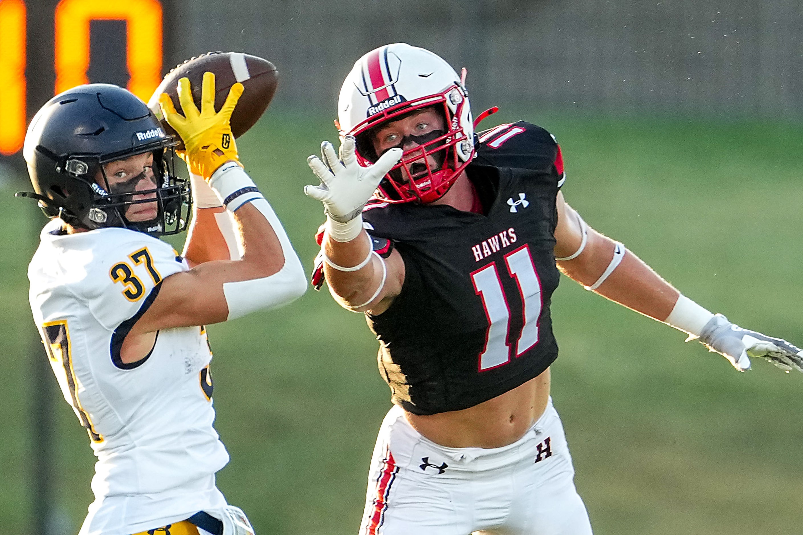 Highland Park wide receiver Cannon Bozman (37) catches a pass as Rockwall-Heath linebacker...