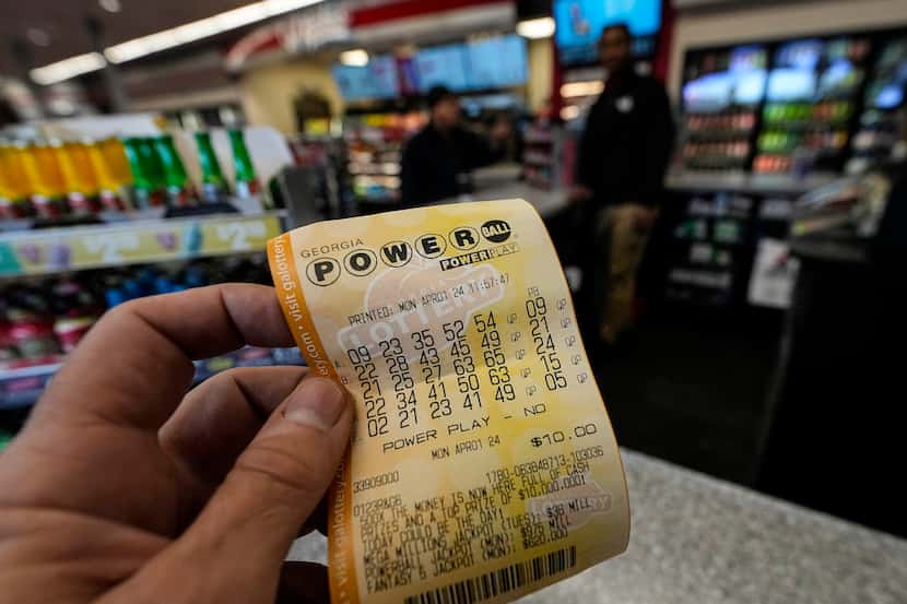 En esta imagen de archivo, un boleto de la lotería Powerball, visto en una tienda de...
