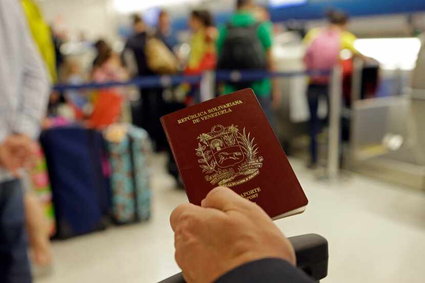 Un pasaporte de Venezuela. AP
