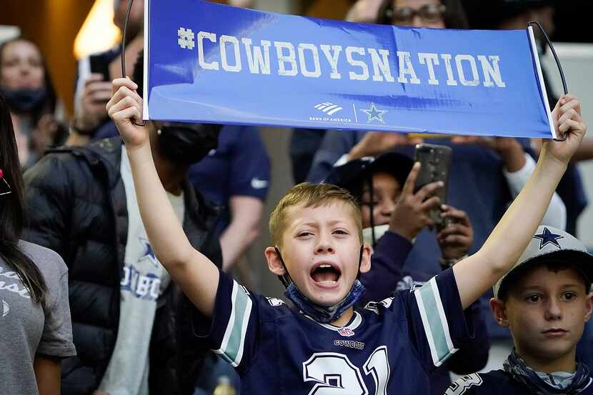 Seguidores de los Dallas Cowboys de todas las edades acudieron esta temporada a ver los...