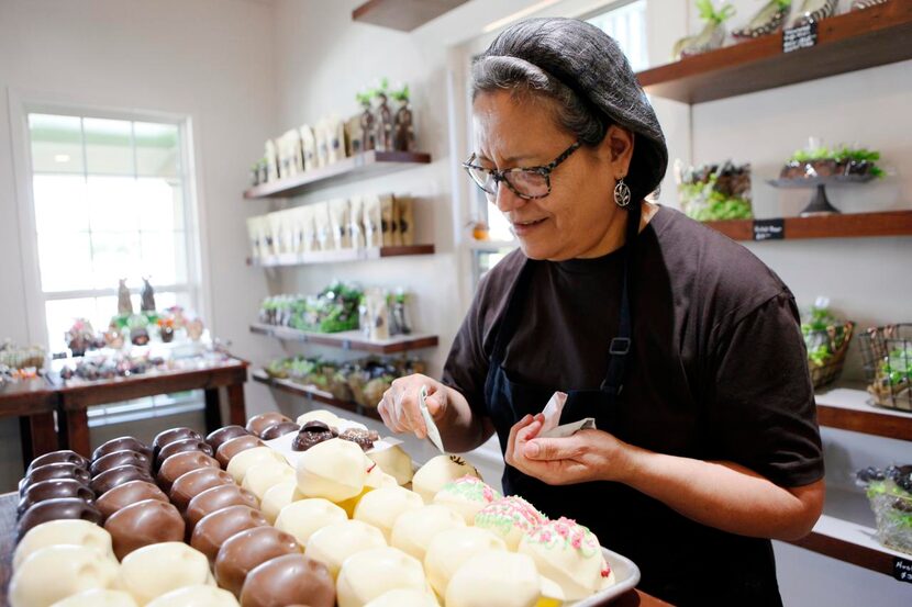 Andrea Pedraza, dueña de la chocolatería CocóAndré decora calaveras de chocolate para la...