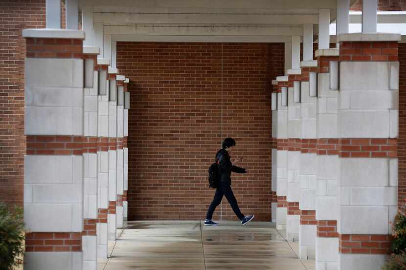 Un estudiante camina en el campus de Collin College en Plano. Collin College recientemente...