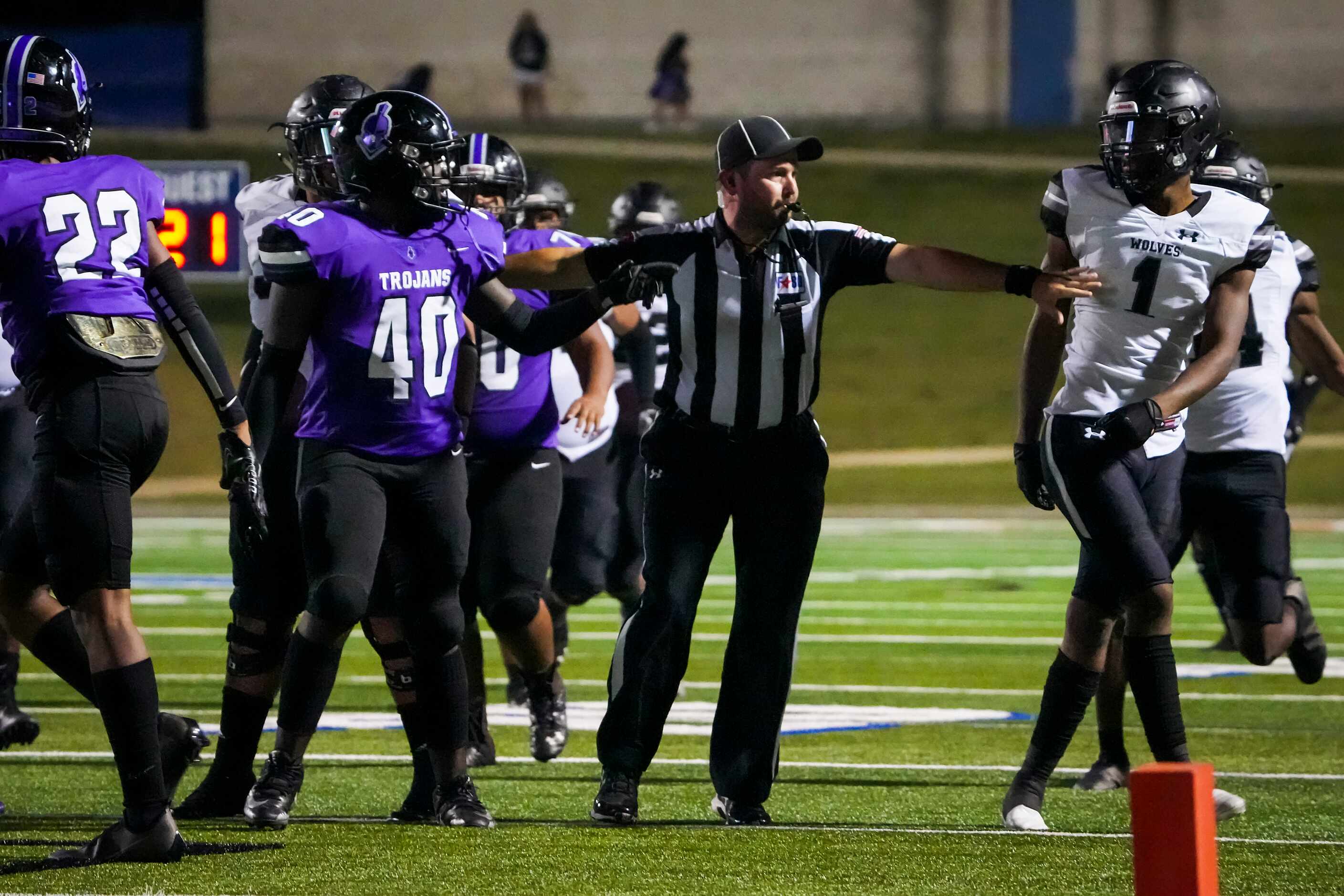 Officials step in to separate Mansfield Timberview’s Jarvis Reed (1) from Waco University’s...