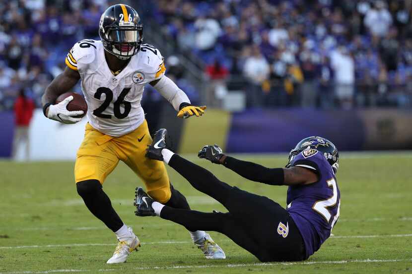 BALTIMORE, MD - NOVEMBER 6: Running back Le'Veon Bell #26 of the Pittsburgh Steelers carries...