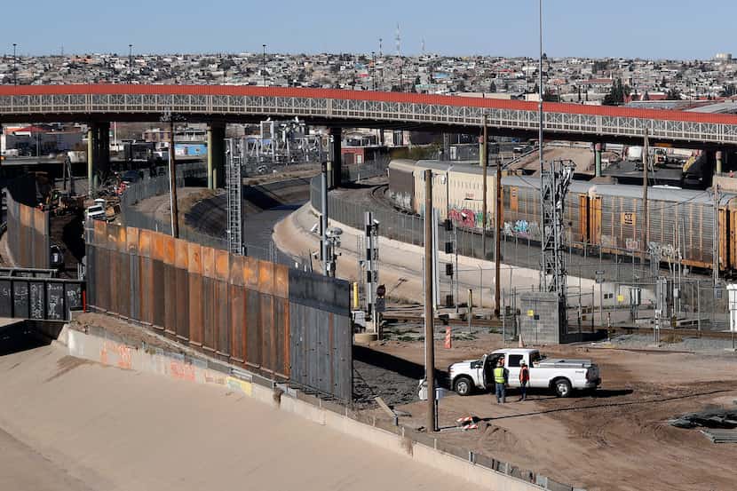 Una nueva barrera con barrotes de metal es construida en el lado estadounidense de el Río...