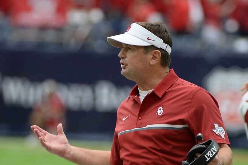 Oklahoma head coach Bob Stoops questions a play in the first half of an NCAA college...