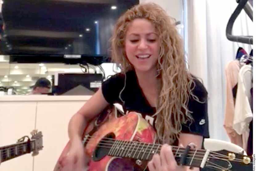 Shakira (foto) cantó unas estrofas de su canción “Amarillo” en señal de que su relación con...