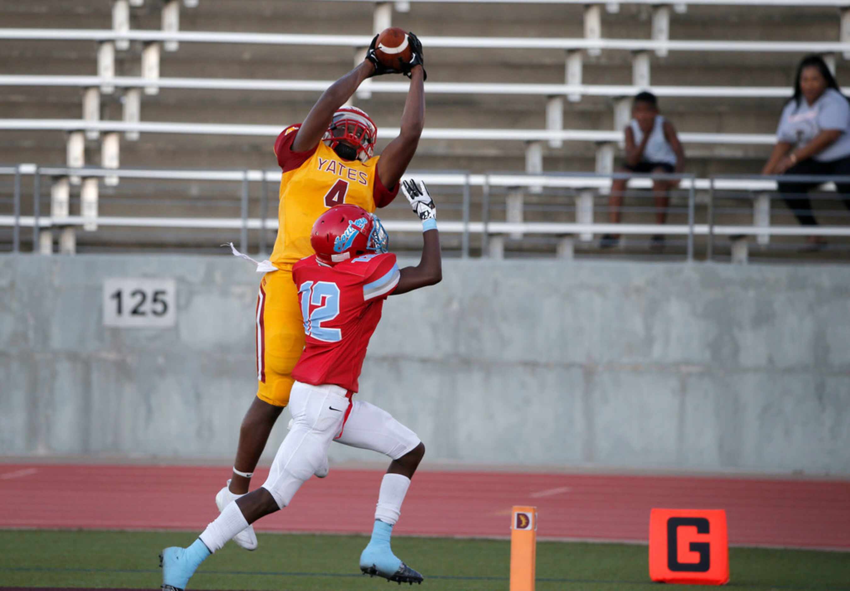Houston Yates receiver Roy Lee Williams (4) catches a touchdown pass in front of Dallas...