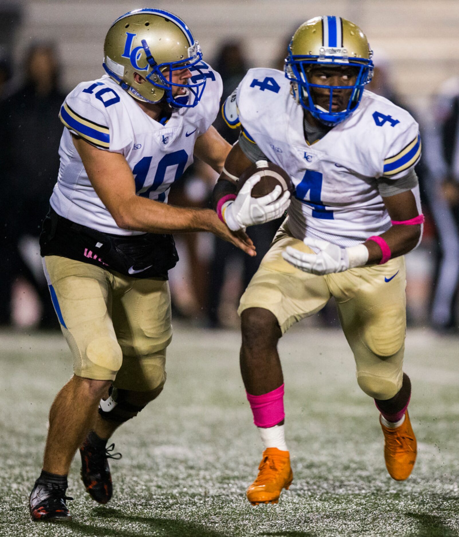 Garland Lakeview quarterback Jarret Adams (10) hands off the ball to running back Camar...