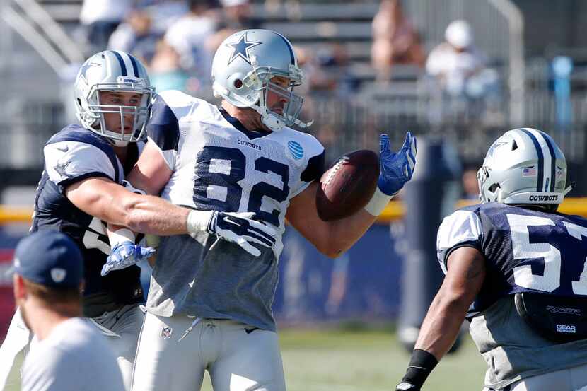 Dallas Cowboys tight end Jason Witten (82) catches a pass one handed as Dallas Cowboys...