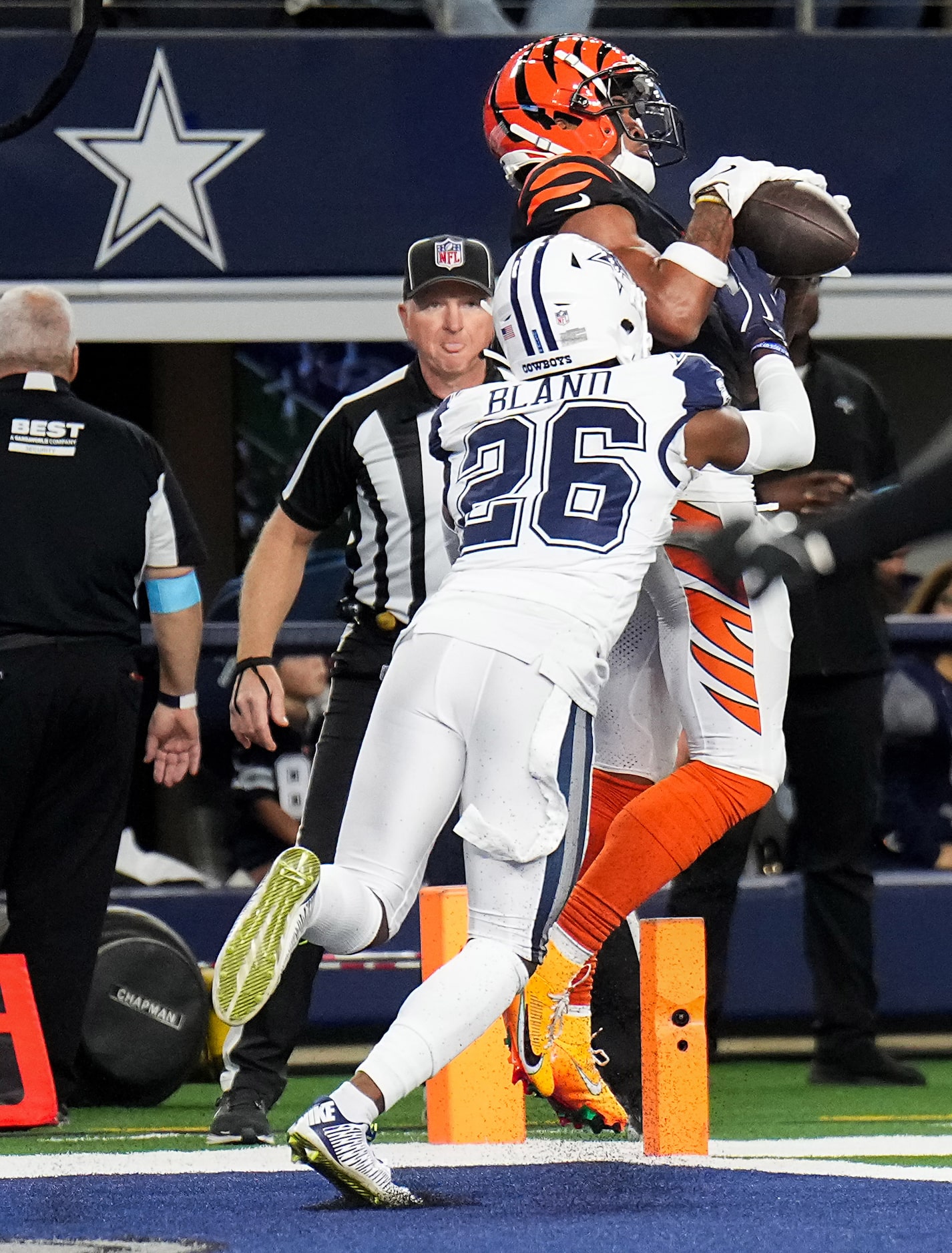 Cincinnati Bengals wide receiver Ja'Marr Chase (1) catches a touchdown pass as Dallas...