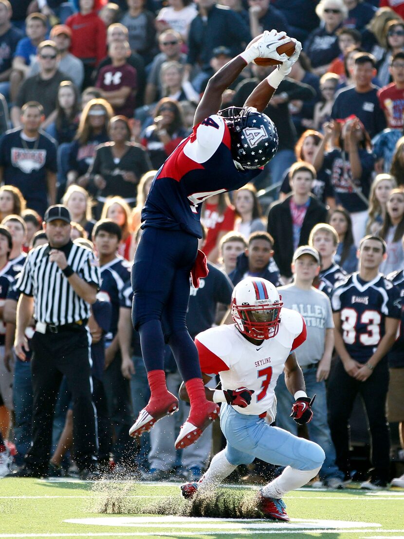 Allen's Mayomi Olootu (4) intercepts a pass intended for Skyline's Ellis Onic (3) during the...