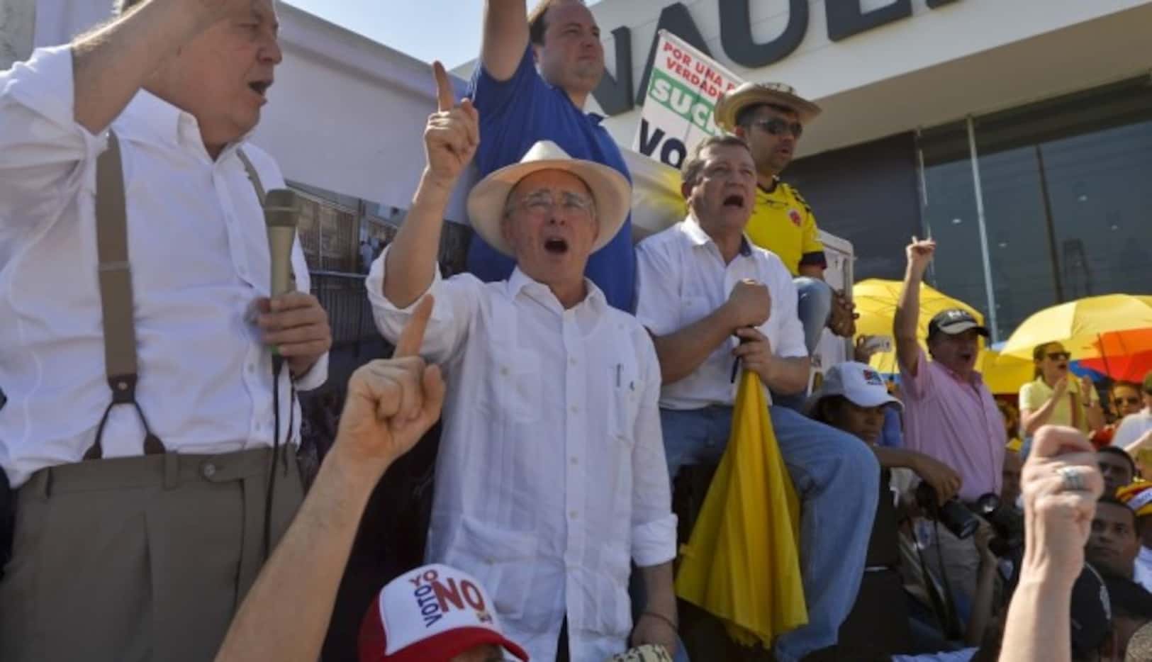 El expresidente Alvaro Uribe Velez durante una manifestación en contra del tratado de paz en...