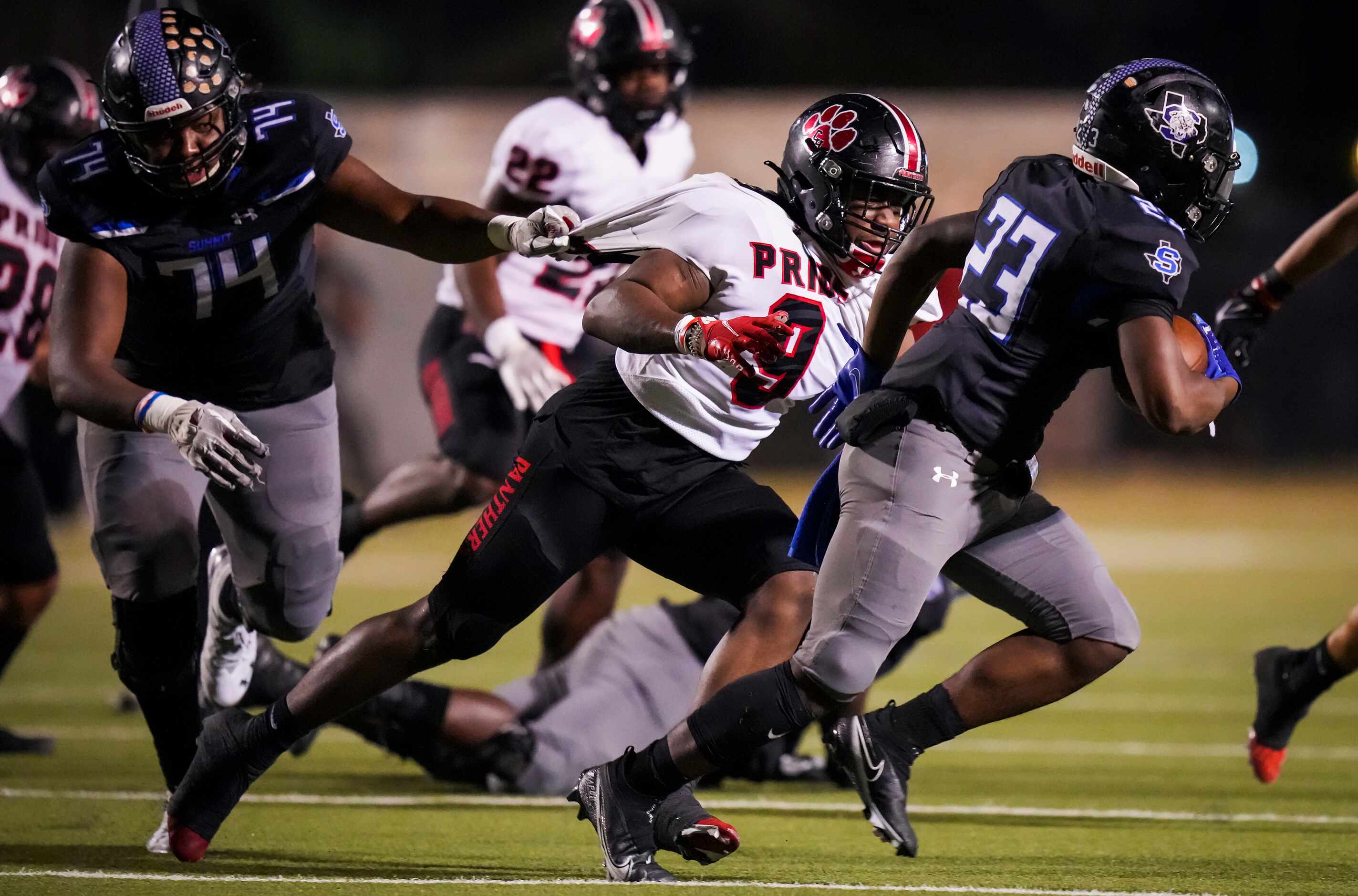 Mansfield Summit running back Orlando Scales (23) gets past Colleyville Heritage defensive...