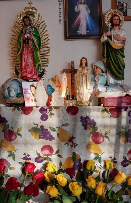 Un altar de la familia Trejo en Irving. La familia aguarda la próxima cita migratoria de...