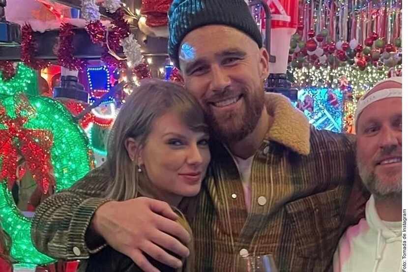 La cantante Taylor Swift y su pareja, el jugador de los Kansas City Chiefs, Travis Kelce.