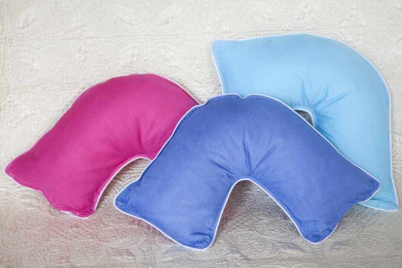  Shaped to hug and support a neck, the pillow fits neatly into carry-on luggage. 