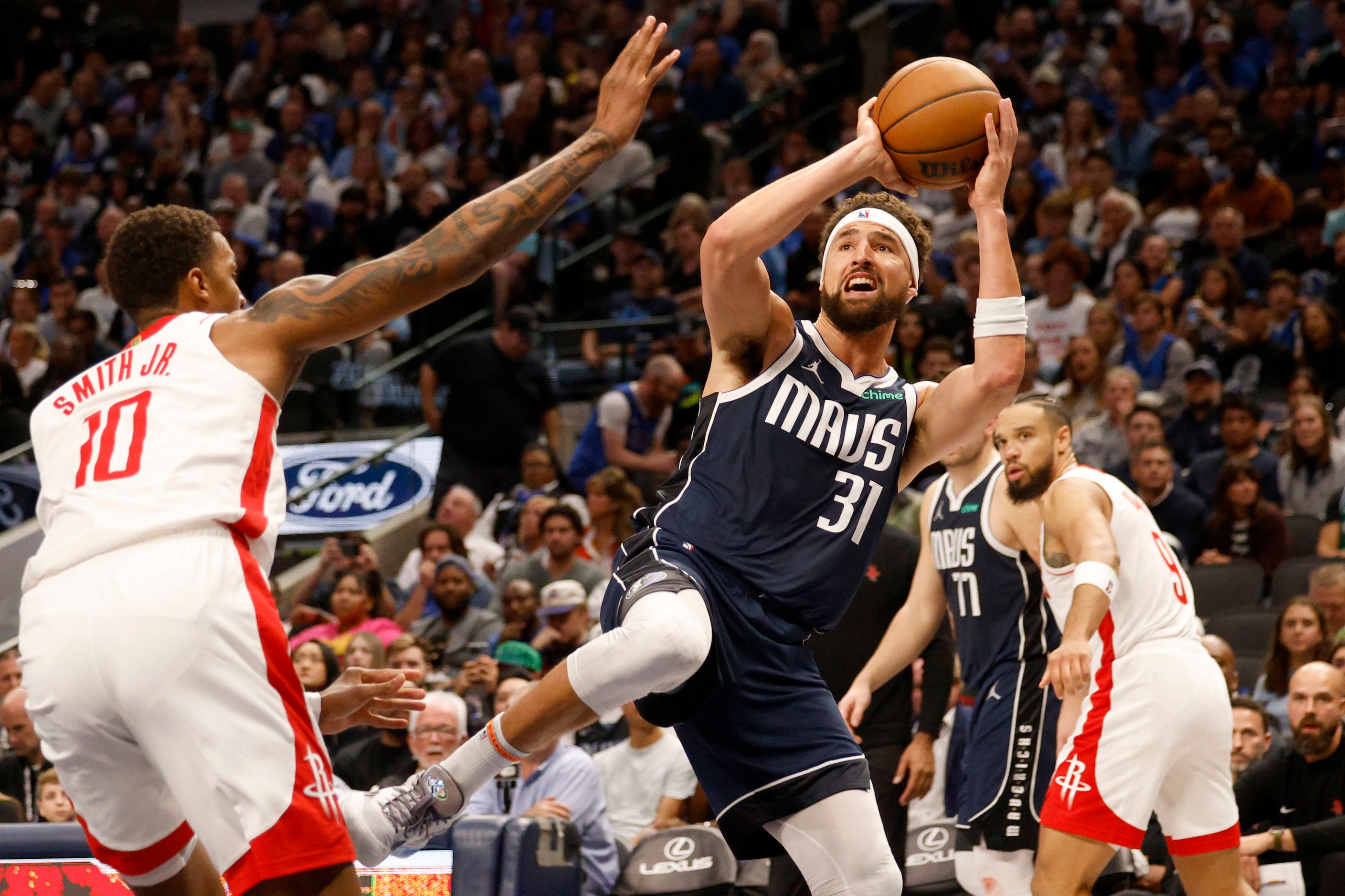 Dallas Mavericks guard Klay Thompson (31) shoots over Houston Rockets forward Jabari Smith...