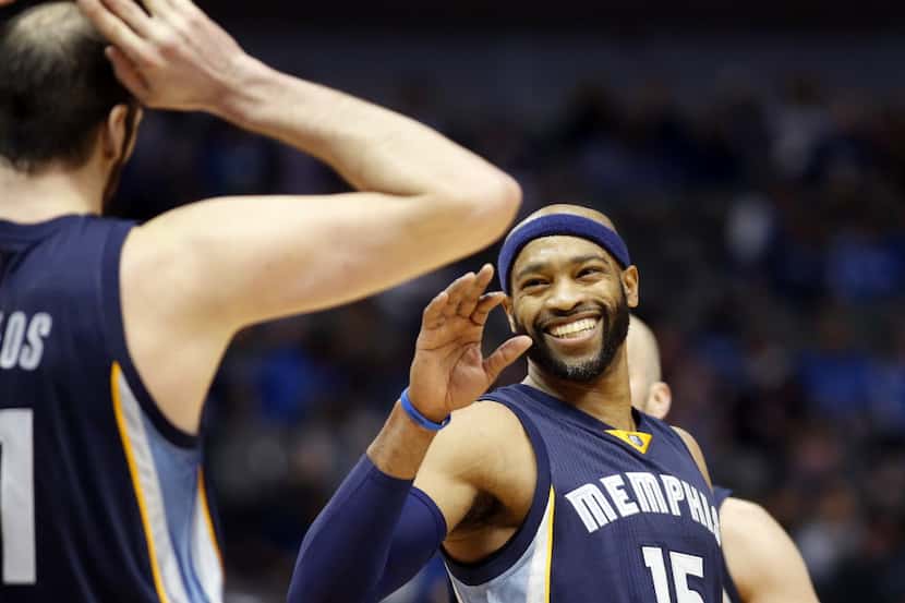 Former Dallas Mavericks player and Memphis Grizzlies guard Vince Carter (15) laughs with...