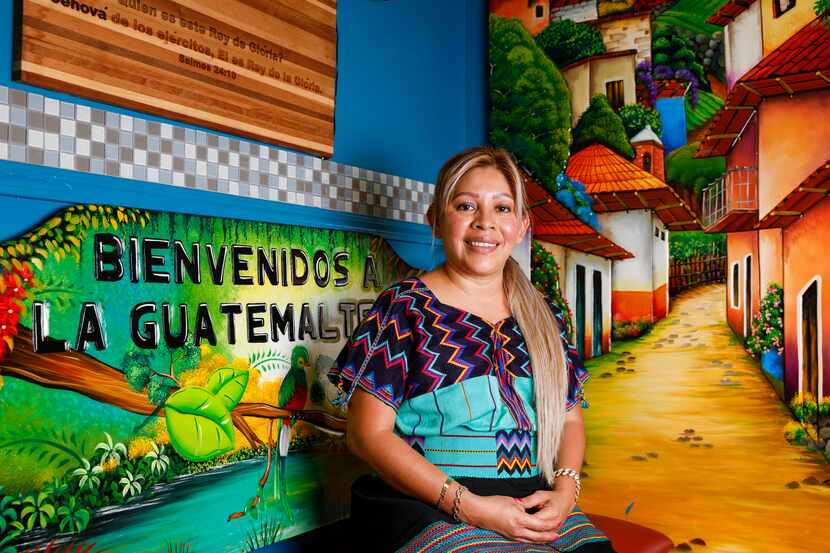 Emprendedores guatemaltecos traen productos de su país para que los migrantes en Dallas se...