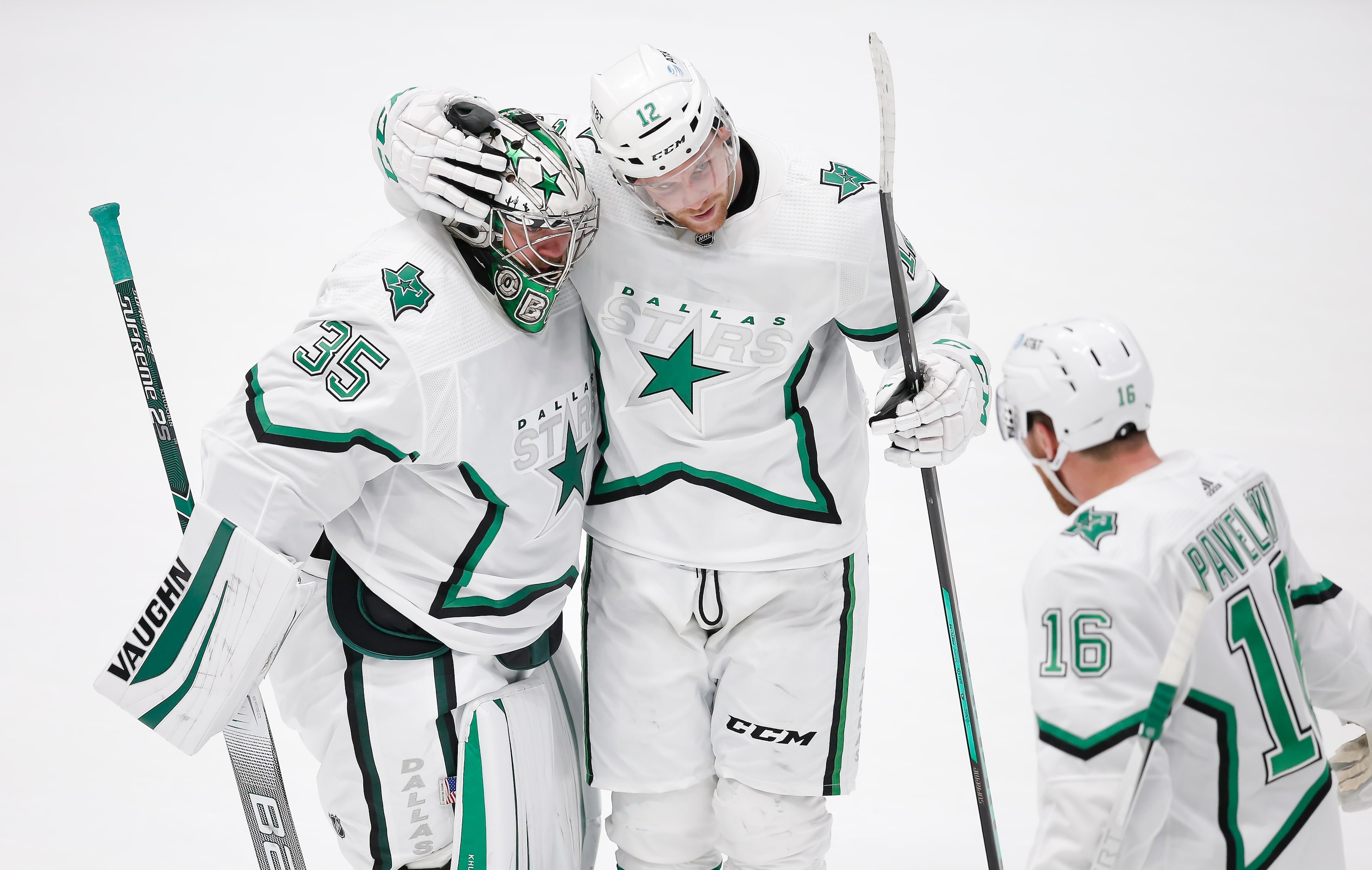 Dallas Stars goaltender Anton Khudobin (35) is congratulated by forwards Radek Faksa (12)...