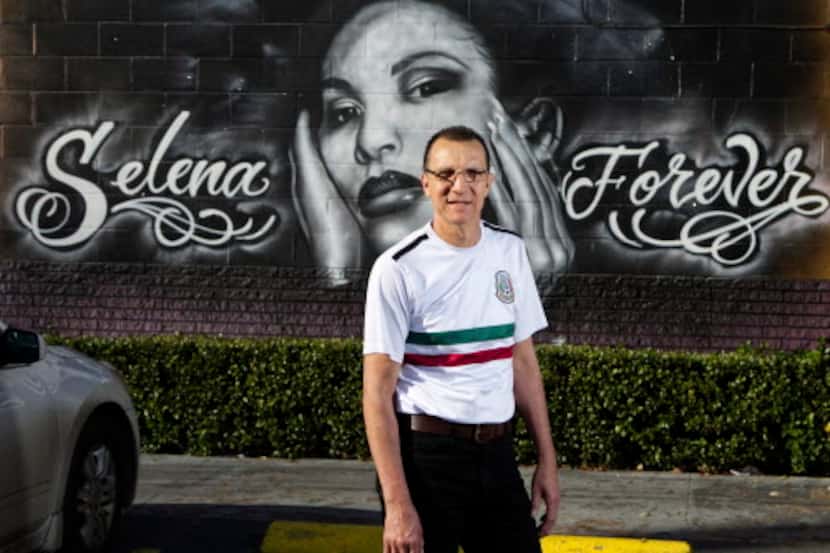 Rafael Jiménez junto a un mural de Selena en el restaurante Country Burger, de Oak Cliff. DMN
