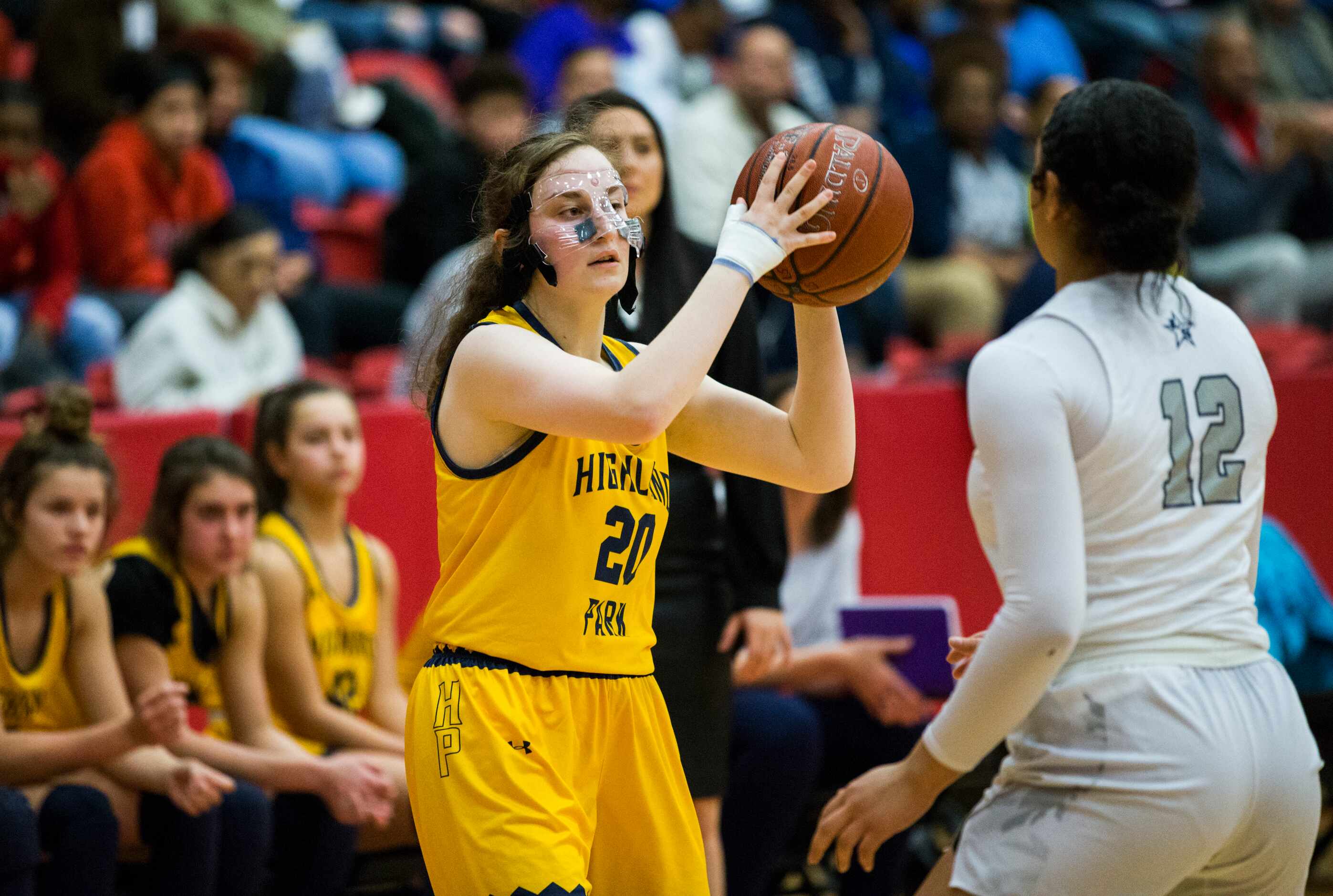 Highland Park Madelyn Miller (20) looks for a pass during the third quarter of a Class 5A...