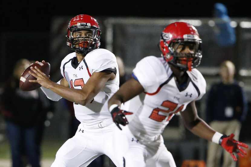 Cedar Hill quarterback Avery Davis (12) looks to throw the ball in the first half during a...