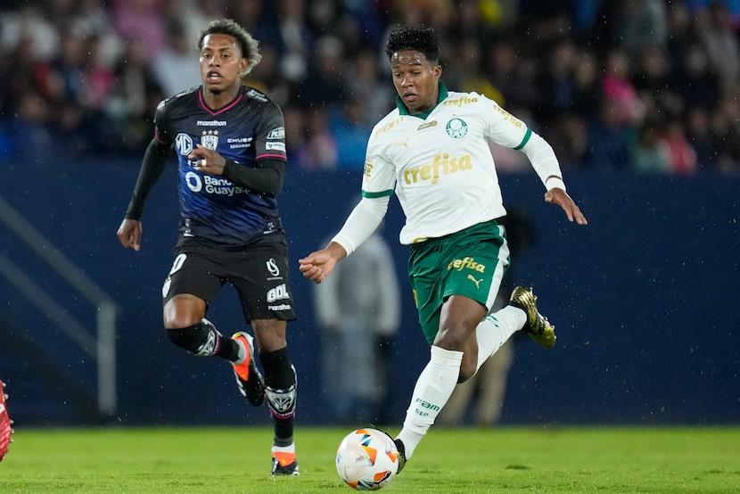 El brasileño Endrick del Palmeiras pelea por el balón con Julio Ortiz del Independiente de...