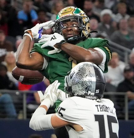 DeSoto wide receiver Johntay Cook (1) can’t make a catch in the end zone as Austin...